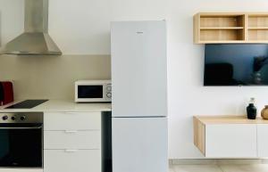 普拉亚布兰卡Canaryislandshost l Room的厨房配有白色橱柜和微波炉