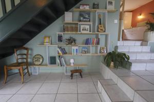 塞夫里耶Les Eaux Vives的客房设有带桌椅的楼梯。