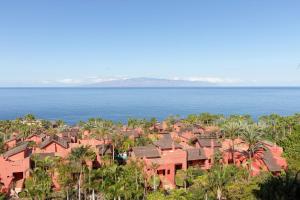 吉亚德伊索拉The Ritz-Carlton Tenerife, Abama的享有棕榈树和大海的度假小镇美景。