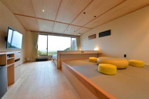 养老泷元馆游季之里日式旅馆的客房设有两张带黄色垫子的床。