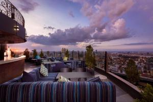 金边SF HOTEL Penthouse Residences的带沙发的屋顶露台,享有城市美景