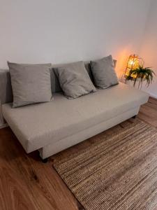 UnteropfingenBergoase Relax&Spa的客厅里一张沙发,铺着地毯