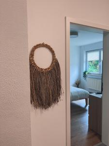 UnteropfingenBergoase Relax&Spa的挂在镜子旁墙上的花环