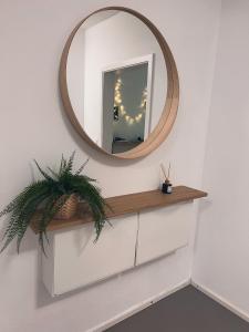 UnteropfingenBergoase Relax&Spa的白色梳妆台上方墙上的镜子