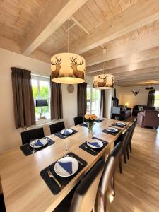 温特贝格Winterberg Chalet 21096的用餐室配有大型木桌和椅子