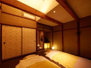 堺市sakainoma hotel 熊的一间客房内配有两张床的房间