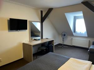 霍穆托夫优达沃米德维库酒店的一间卧室配有一张床和一张书桌及电视
