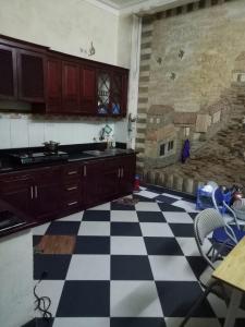 河内3BT home的厨房铺有黑白的格子地板。