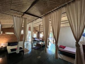 阿姆波尔Villas in Wellness Centre with Sauna的一间设有两张床和窗帘的房间