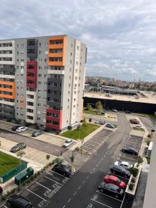 奥拉迪亚Oradea Prima Downtown Residence的享有停车场空中景色,设有建筑