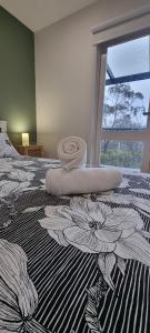 卢拉Treetop Leura Deluxe Family Cabin的一间卧室,床上有花纹