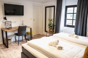 洛马尔Hotel Kavala的酒店客房配有两张床和一张书桌