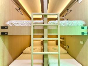 新加坡THE ROOM Capsule Hotel的双层床间 - 带两张双层床