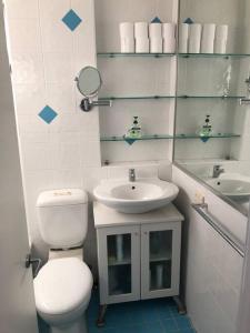 悉尼1 bedroom apartment in Paddington with beautiful view的白色的浴室设有卫生间和水槽。