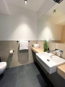 柏林HOLI City Apart Hotel Berlin的浴室配有白色水槽和卫生间。