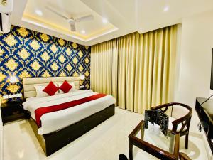 钱德加尔Blueberry Hotel zirakpur-A Family hotel with spacious and hygenic rooms的一间卧室配有一张特大号床和一张桌子