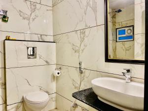 钱德加尔Blueberry Hotel zirakpur-A Family hotel with spacious and hygenic rooms的白色的浴室设有水槽和卫生间。