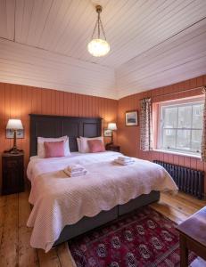 都柏林Merrion Mews的卧室配有一张带粉红色枕头的大床