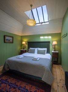 都柏林Merrion Mews的一间卧室设有一张带绿色墙壁的大床