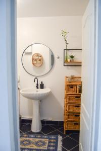 特尔古尼亚姆茨Casa Humulesti, fii vecinul lui Ion Creanga的一间带水槽和镜子的浴室