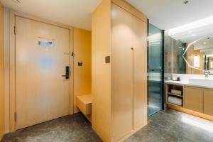 北京得瑞酒店(北京顺义国展店)的带淋浴和盥洗盆的浴室