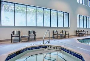 华盛顿华盛顿特区乔治敦希尔顿合博套房酒店的游泳池设有桌椅和窗户