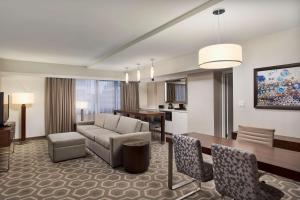 华盛顿华盛顿特区乔治敦希尔顿合博套房酒店的客厅配有沙发和桌子
