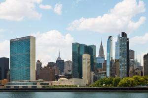 纽约纽约第一联合广场希尔顿千禧酒店的享有城市天际线美景,设有摩天大楼