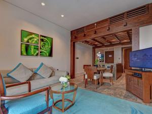 迪拜索菲特迪拜棕榈公寓酒店的带沙发和电视的客厅