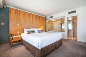 德文港Gateway Hotel by Nightcap Plus的一间带大床的卧室和一间浴室