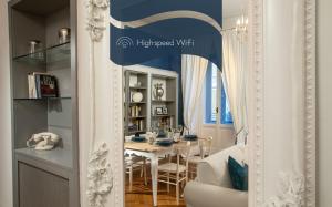 米兰Daplace - Renzo Apartment的一间带桌子和镜子的用餐室