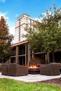 奥兰多DoubleTree by Hilton Hotel Orlando at SeaWorld的前面有火坑的建筑