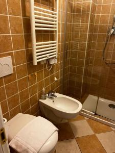 萨沃纳Darsena Apartments的浴室配有卫生间、盥洗盆和淋浴。