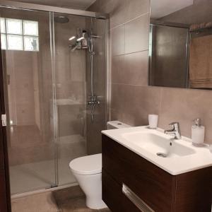 卡拉德莫尔Apartamento Bambadela的带淋浴、盥洗盆和卫生间的浴室