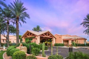 斯科茨Hilton Vacation Club Scottsdale Villa Mirage的棕榈树和建筑度假村
