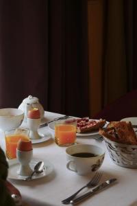 枫丹白露Hôtel de Cavoye的一张桌子,上面有早餐食品和饮料