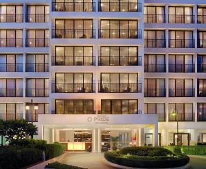 曼谷邦纳自豪公寓式酒店的大型公寓大楼,有很多窗户