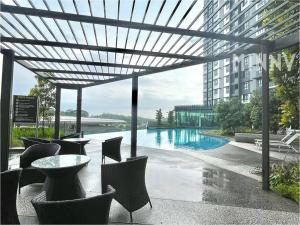 蕉赖Parkland Batu 11 near MRT 5-6PAX Free Parking的一个带桌椅的庭院和一个游泳池