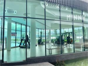 蕉赖Parkland Batu 11 near MRT 5-6PAX Free Parking的一座大型玻璃建筑,里面的人在健身房里