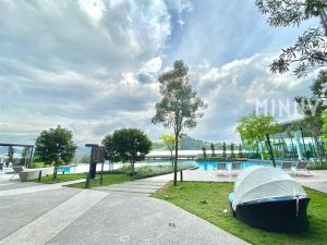 蕉赖Parkland Batu 11 near MRT 5-6PAX Free Parking的游泳池旁草地上的帐篷
