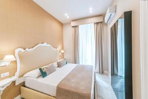 那不勒斯Gentile Suite & Spa Vomero的酒店客房设有床和窗户。
