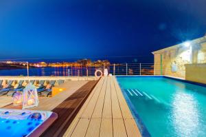 瓦莱塔Valletta Waterfront Villa with Pool and Jacuzzi的夜间在游轮甲板上的游泳池
