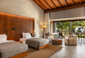 本托塔Villa Thamburu, Bentota的酒店客房设有两张床和庭院。
