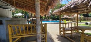 高兰DolceVita Wonderful Resort的一个带桌椅的庭院和一个游泳池