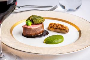 温德米尔兰代尔切斯酒店的一块肉和一块 ⁇ 子在桌子上盘子