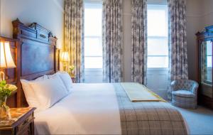 阿宾汉姆猎鹰酒店的一间卧室设有一张大床和一个窗户。
