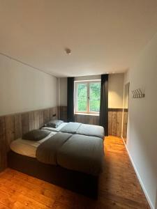 胡法利兹Café Coureur Houffalize的一间卧室设有一张大床和一个窗户。