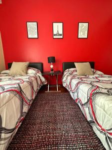 圣米格尔·德·图库玛Paramont Tucuman的红色墙壁的客房内的两张床