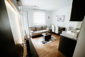 弗尔尼亚奇卡矿泉镇Apartman Ksenija的客厅配有沙发和桌子
