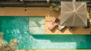 布里斯班伊尔盟多精品酒店的游泳池顶部景,带遮阳伞